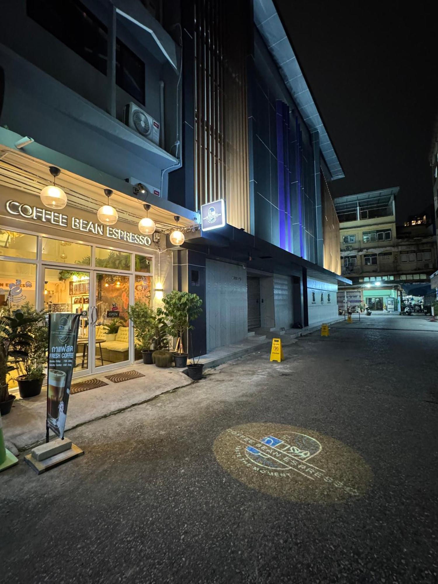 Twenty Two Place Hostel - Sukhumvit 22 バンコク都 エクステリア 写真